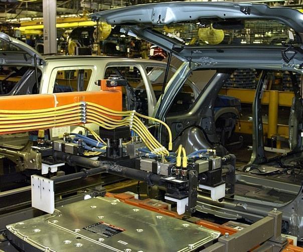 Ford Escape Hybrids battery being installed at Fords Kansas City Assembly Plant (KCAP). KCAP produces the Escape Hybrid on the same assembly line as the conventional Ford Escape and Mazda Tribute. 